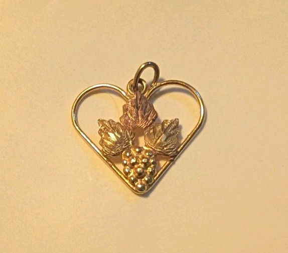 Yellow Gold Heart Charm Pendant Grapes Leaves Cluster Design No Stone