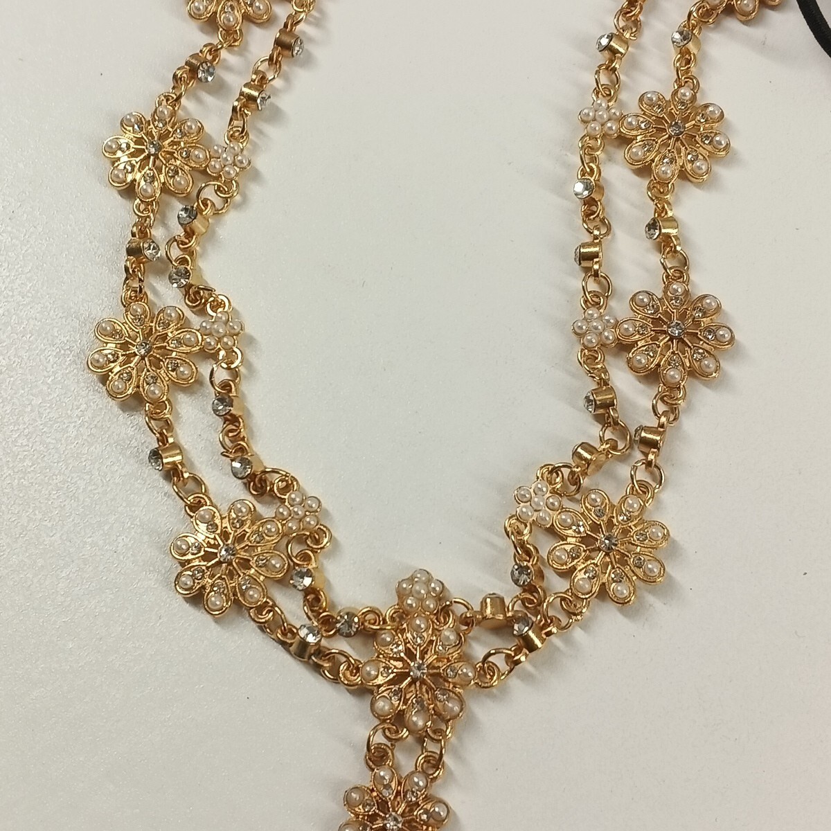 Women’s Floral Rhinestone Necklace One Size Elastic Brass Plated