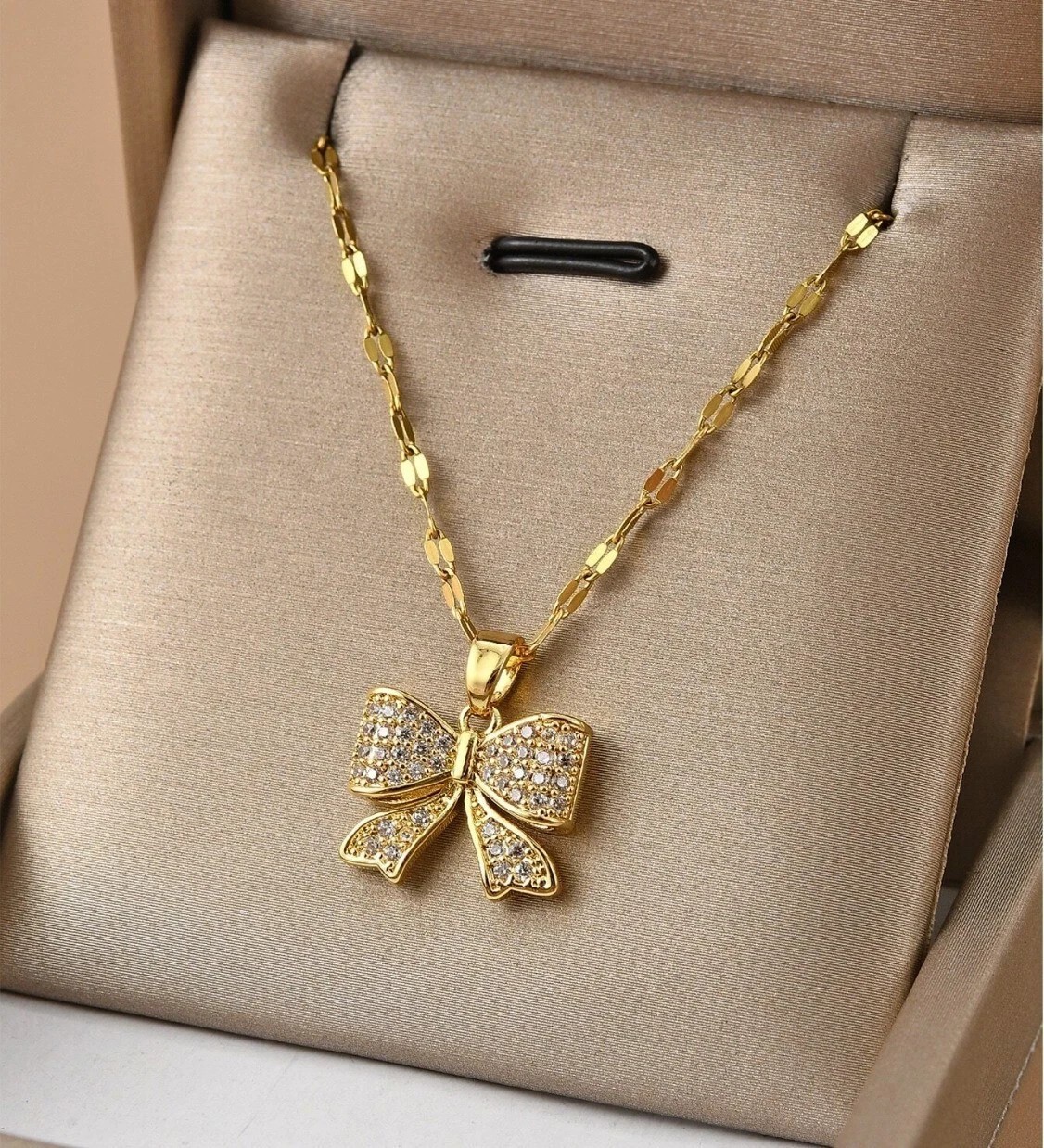 Round Cut Simulated Diamond Women’s Stunning Bow Pendant 14K Yellow Gold Plated