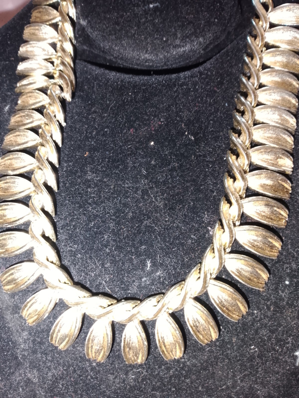 Gold Tone Leaf Design Curb Chain Statement Necklace No Stone Fashion Theme