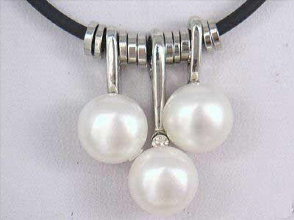 Pretty 7-8mm White Pearl Pendant Leather Necklace 17.5”