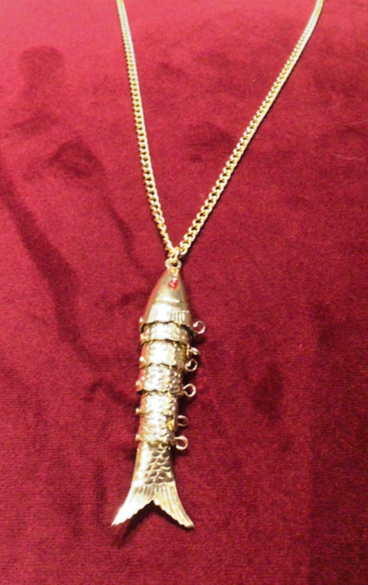 Unused Retro Gold Tone Articulated Fish Pendant Necklace 60cm Chain