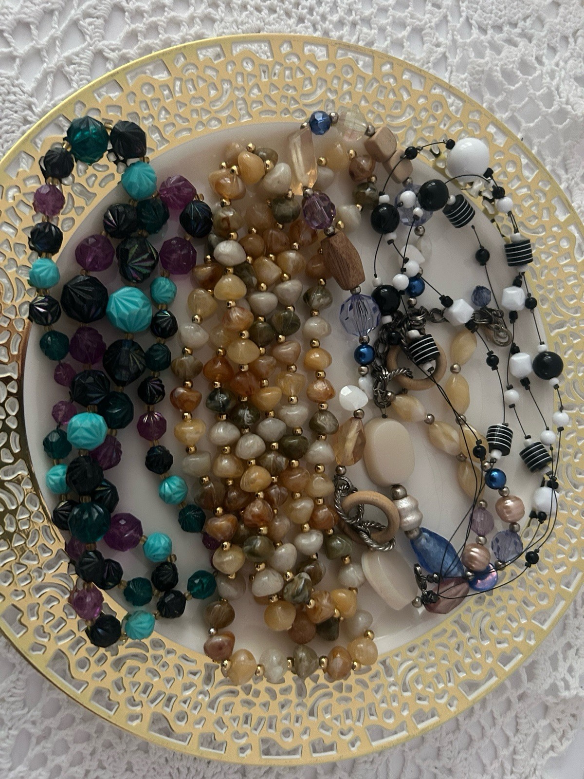 Lot of 4 beaded and multi-strand necklaces, various materials. Costume. Fashion.