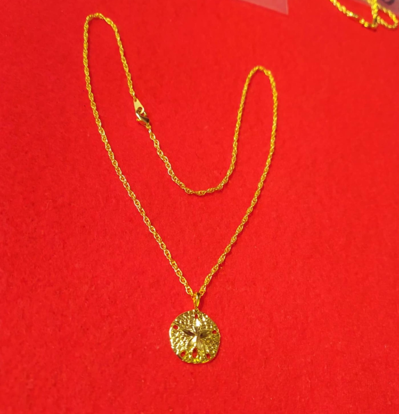 14KT GOLD PLATED SAND DOLLAR CHARM WITH 20″ NECKLACE – 2033