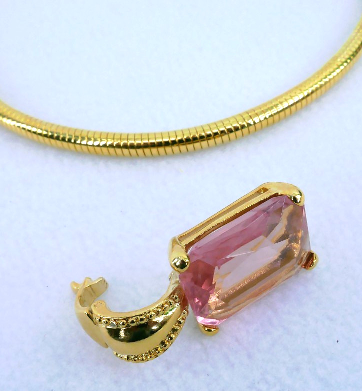 JOAN RiVERS FACETED EMERALD CUT PiNK GLASS GEMSTONE PENDANT 20″ CHOKER NECKLACE
