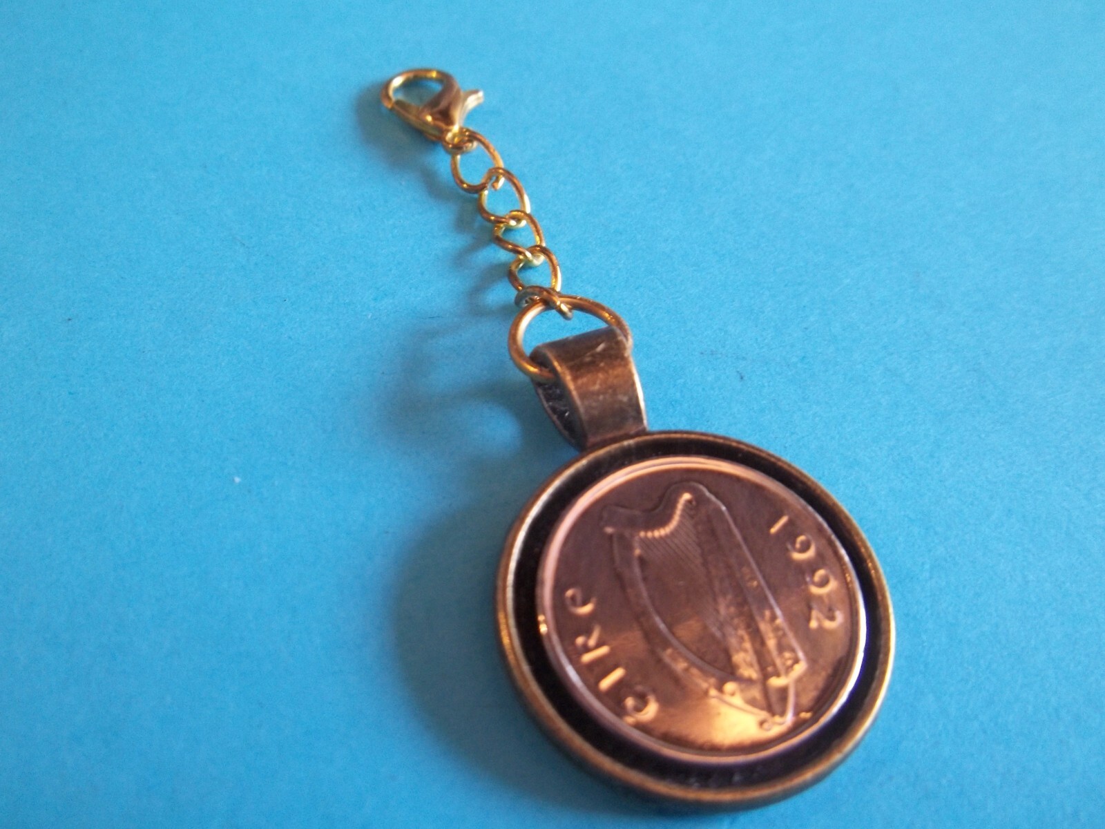 FIVE (5) PENCE COIN – IRISH – EIRE – BRONZE CASED PENDANT / CHARM – 1992 to 2000