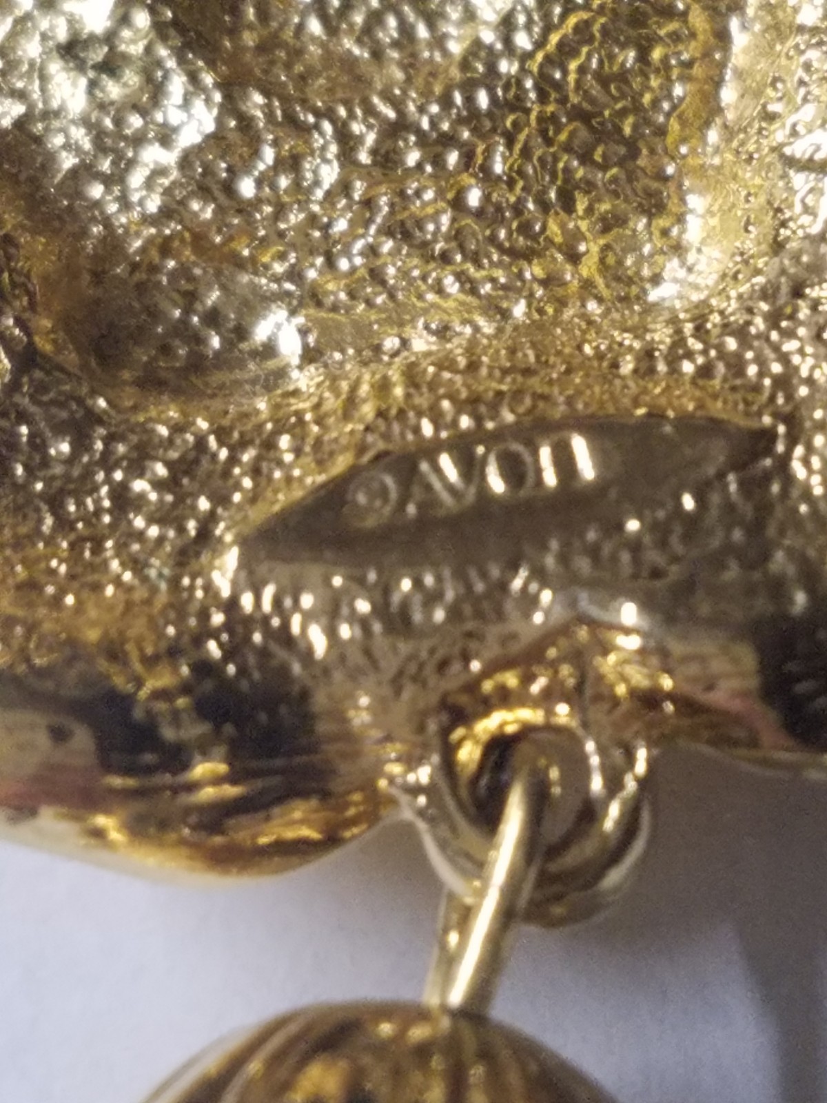 Avon Tear Drop Pendant Imitation Faux Pearl Floral Design Gold Tone Metal 3628