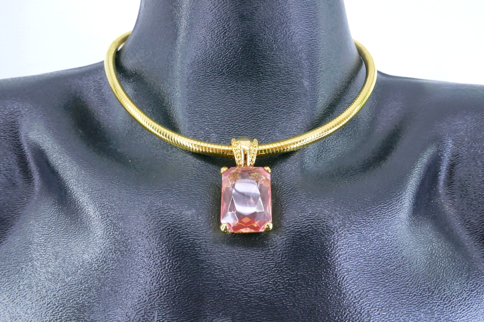 JOAN RiVERS FACETED EMERALD CUT PiNK GLASS GEMSTONE PENDANT 20″ CHOKER NECKLACE