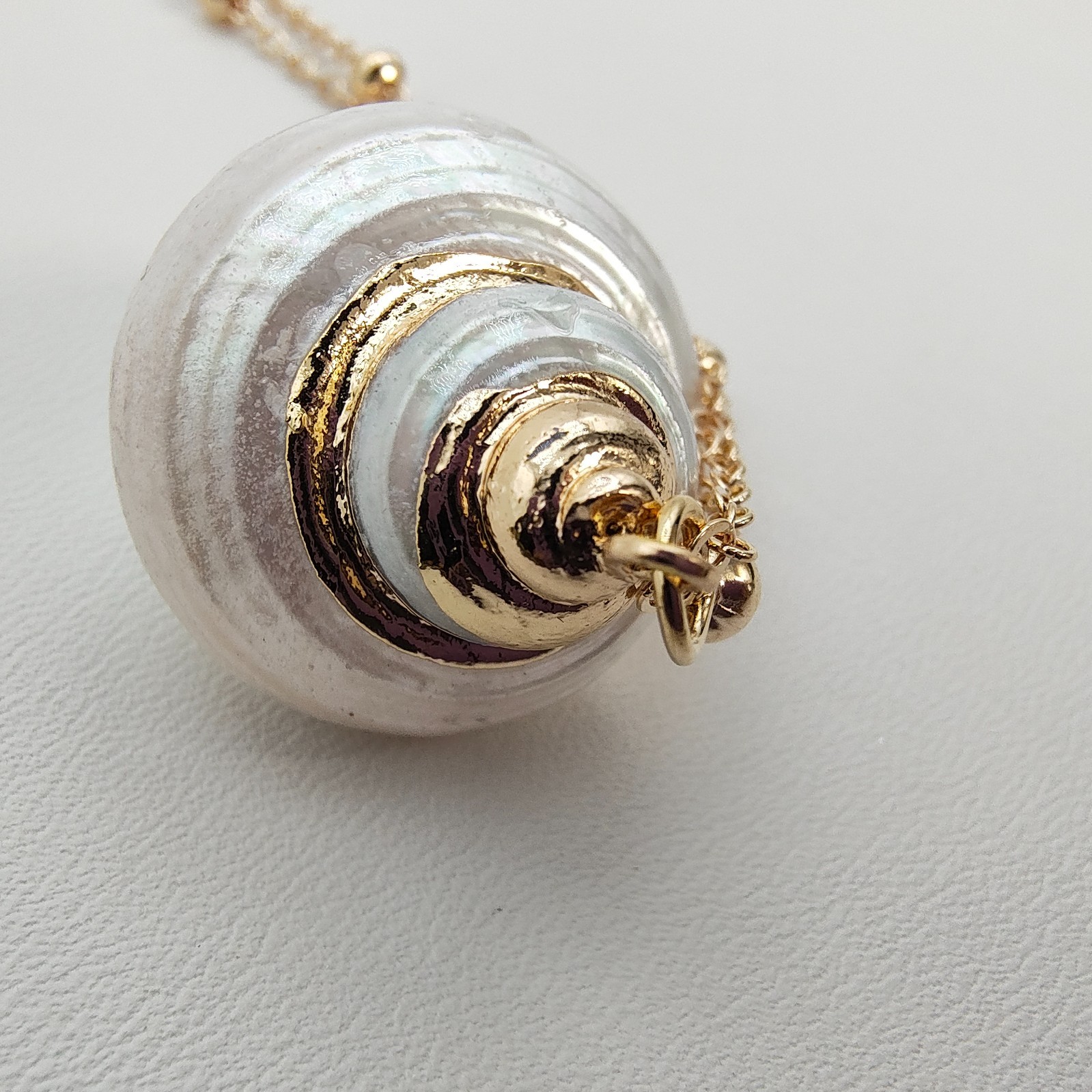 Natural Shell Pendant Necklace 18-20″ Iridescent Gold Tone Satellite Chain Beach