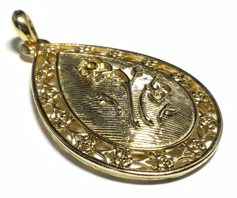 Gold Tone Rose Pendant LP110