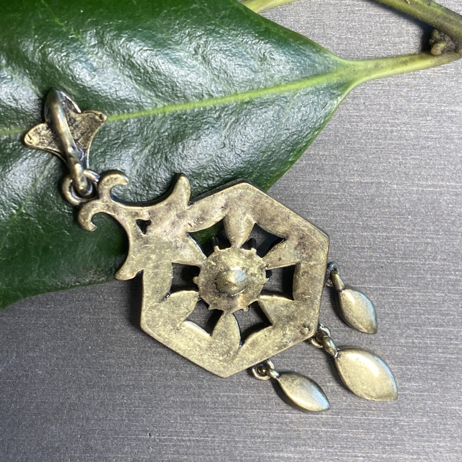 Vintage Pendant Estate Jewelry Pre-Owned Fleur-De-Lis Pink Art Glass Bronze