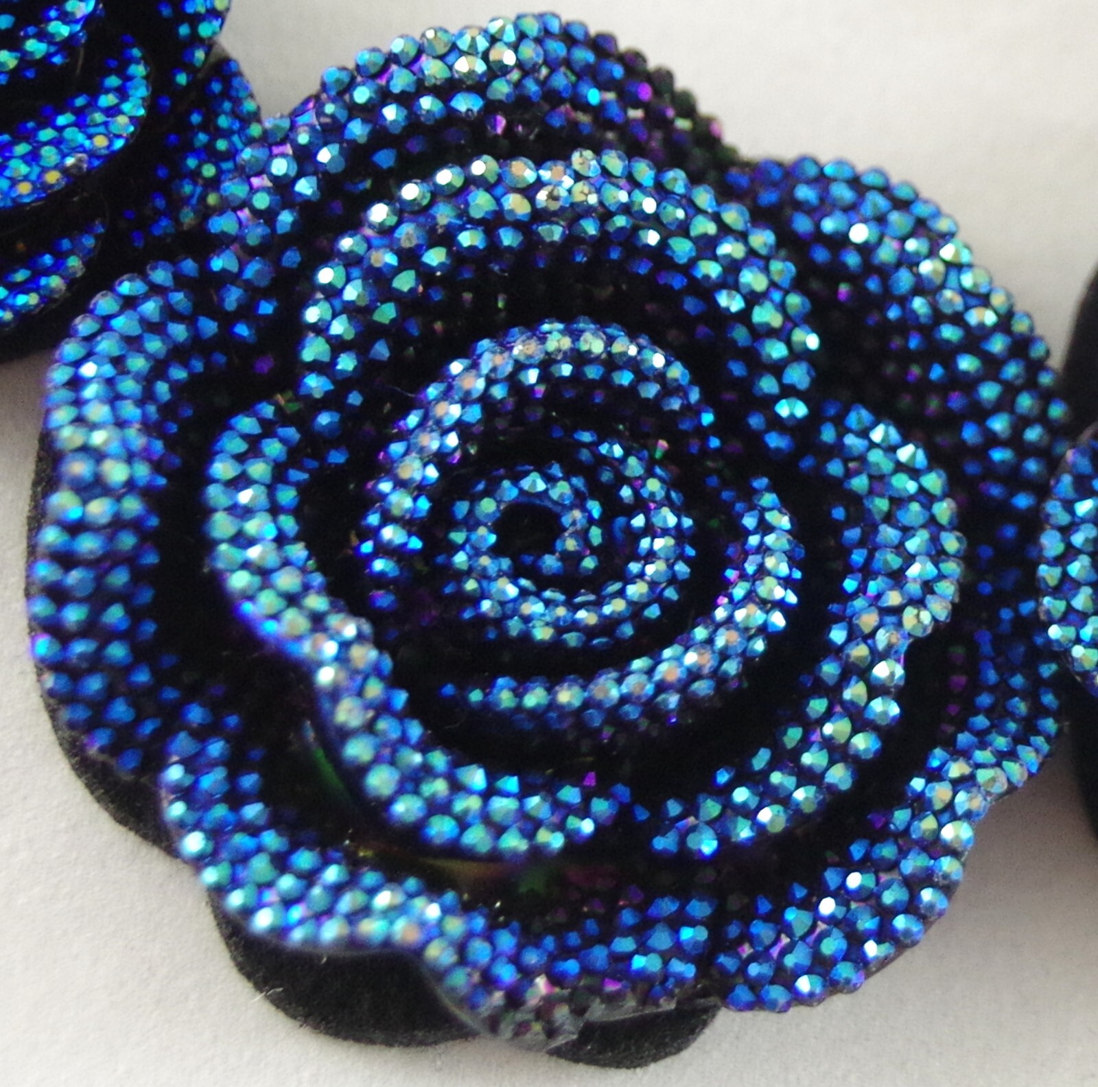 Pretty! BETSEY JOHNSON BLUE AB FACETED 3D ROSE FLOWER RIBBON TIE BIB NECKLACE