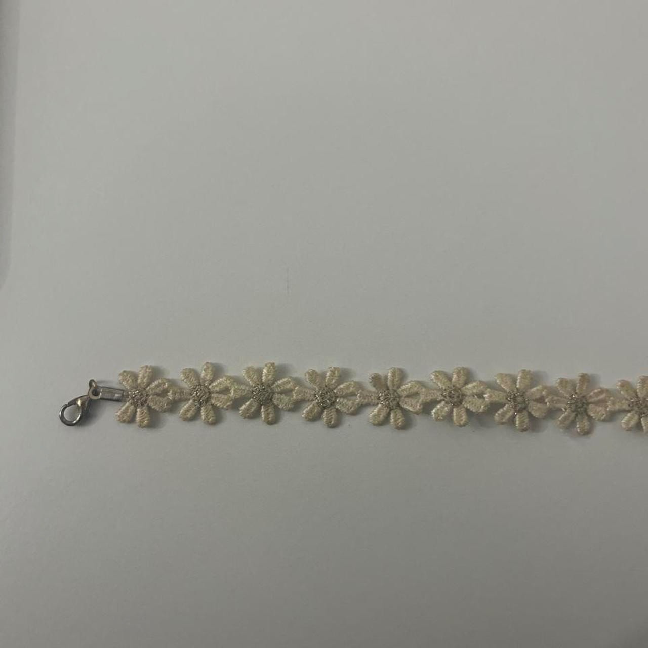 Pack of chocker necklaces: -white daisy flowers (cloth chocker) -clear beaded