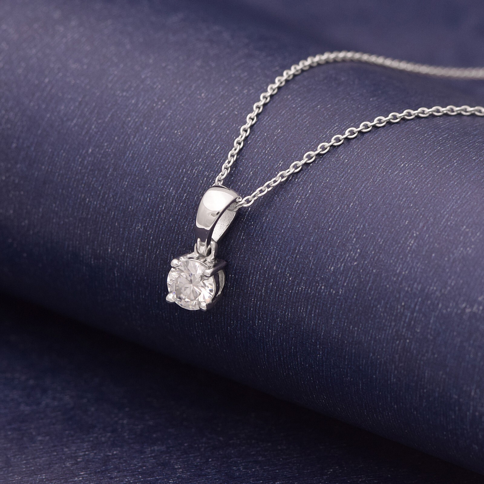 Amezing Round Cut Simulated Diamond Solitaire Pendant In 14K White Gold Plated