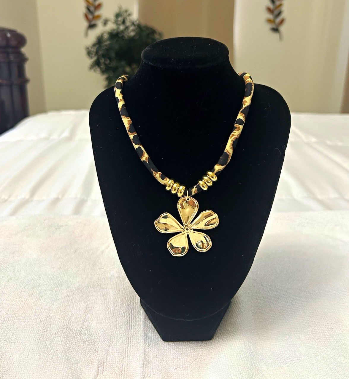 Gold Tone Butterfly Charm Pendant Faux Leather Necklace Lobster Adjustable