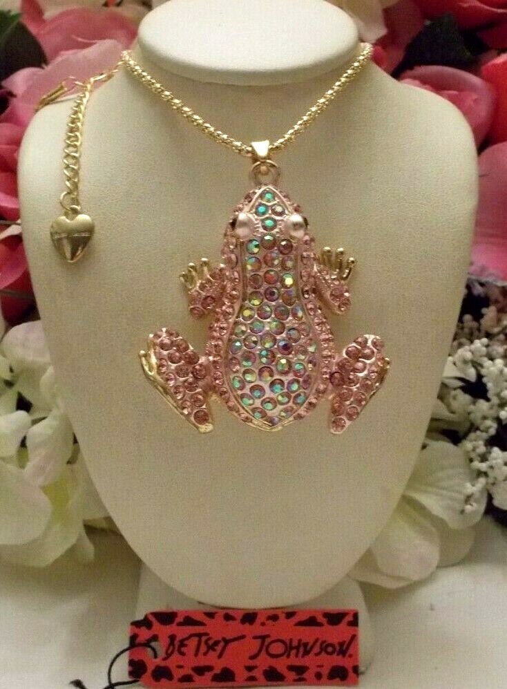 BETSEY JOHNSON ADORABLE PINK CRYSTAL INLAY FROG PENDANT CHAIN NECKLACE