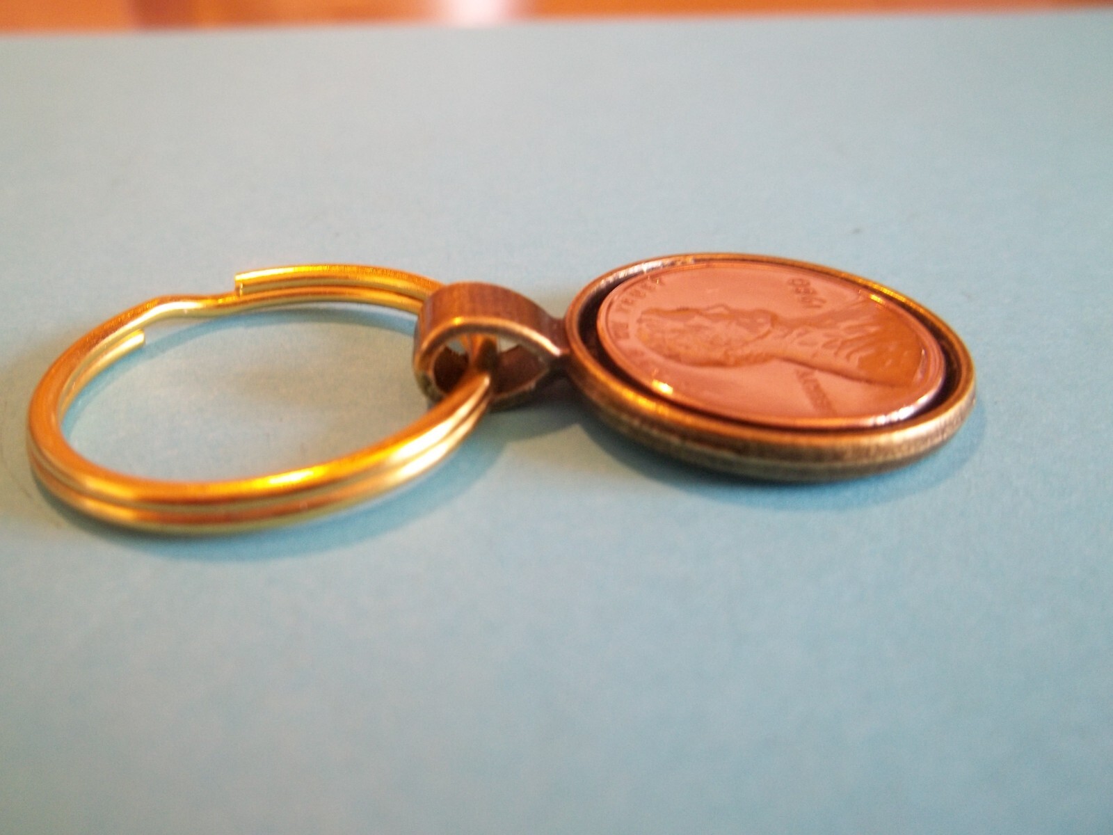 ONE (1) CENT – USA – LINCOLN BRONZE & GOLD CASED PENDANT KEY RING – 1925 to 1982