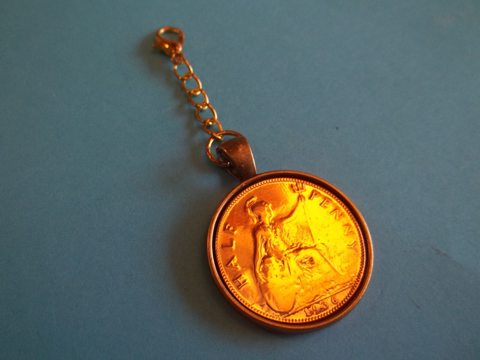 HALF PENNY COIN – BRITANNIA BRONZE CASED PENDANT / CHARM – 1917 to 1936
