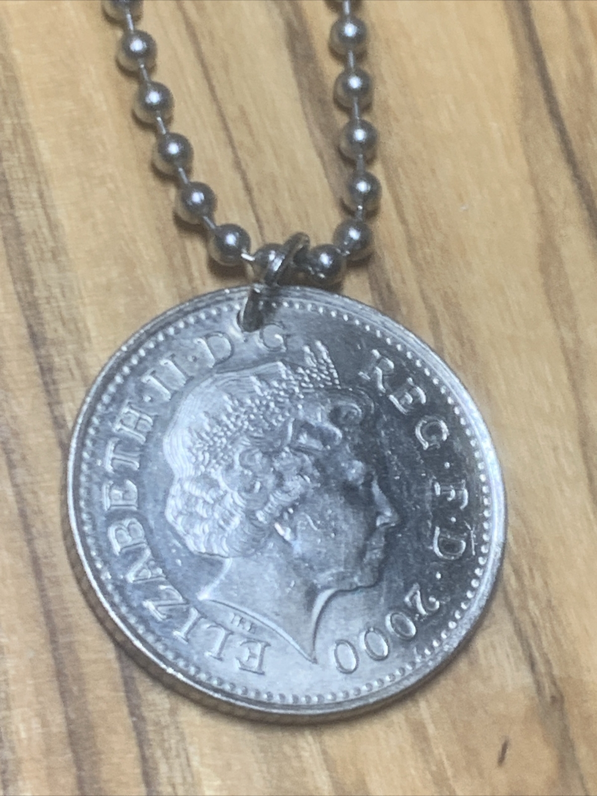 2000 England United Kingdom 10 Pence Coin Pendant English lions London. A1