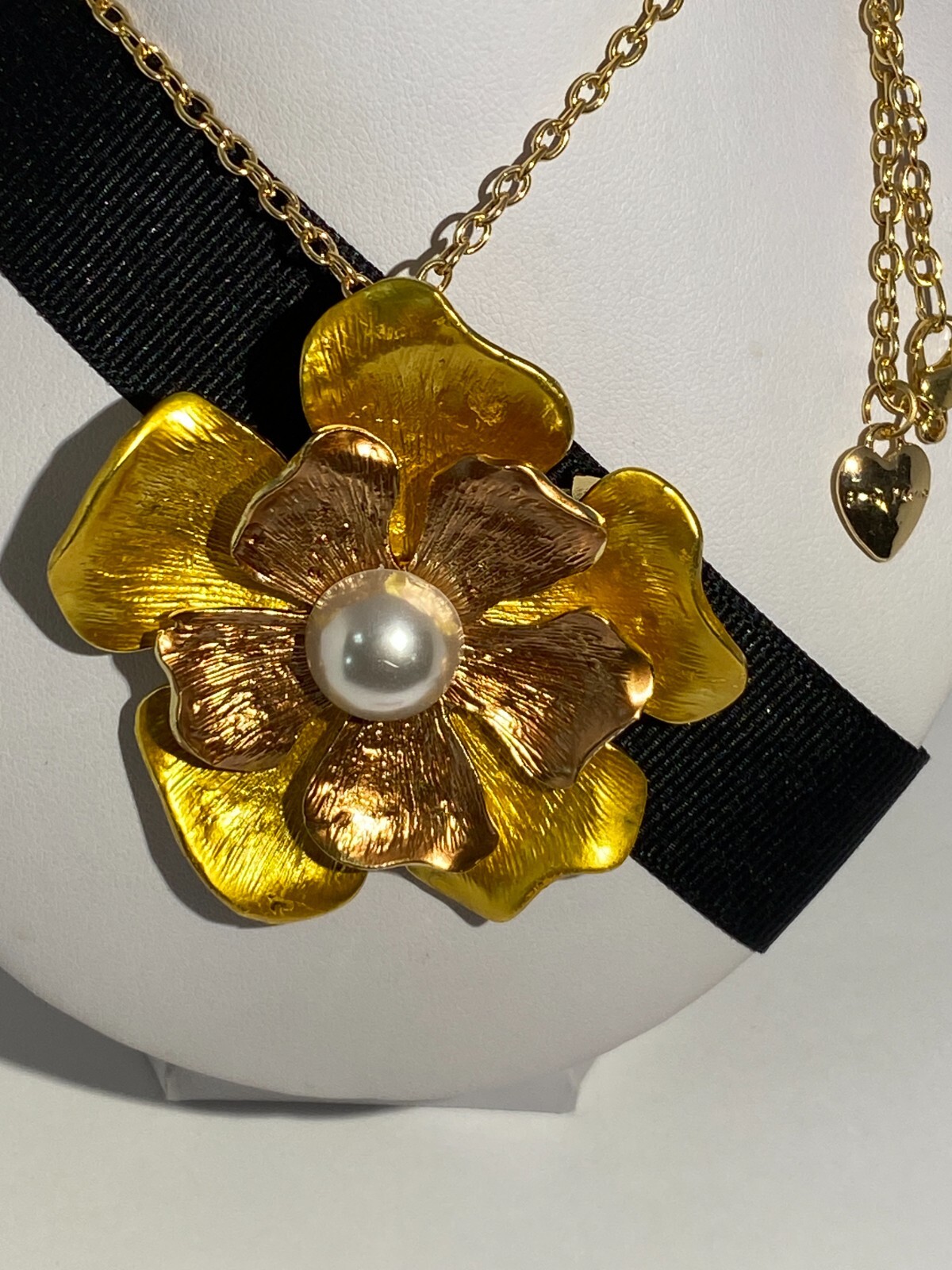 BETSEY JOHNSON LARGE GOLDEN WILD ROSE WITH PEARL CENTER PIN/PENDANT