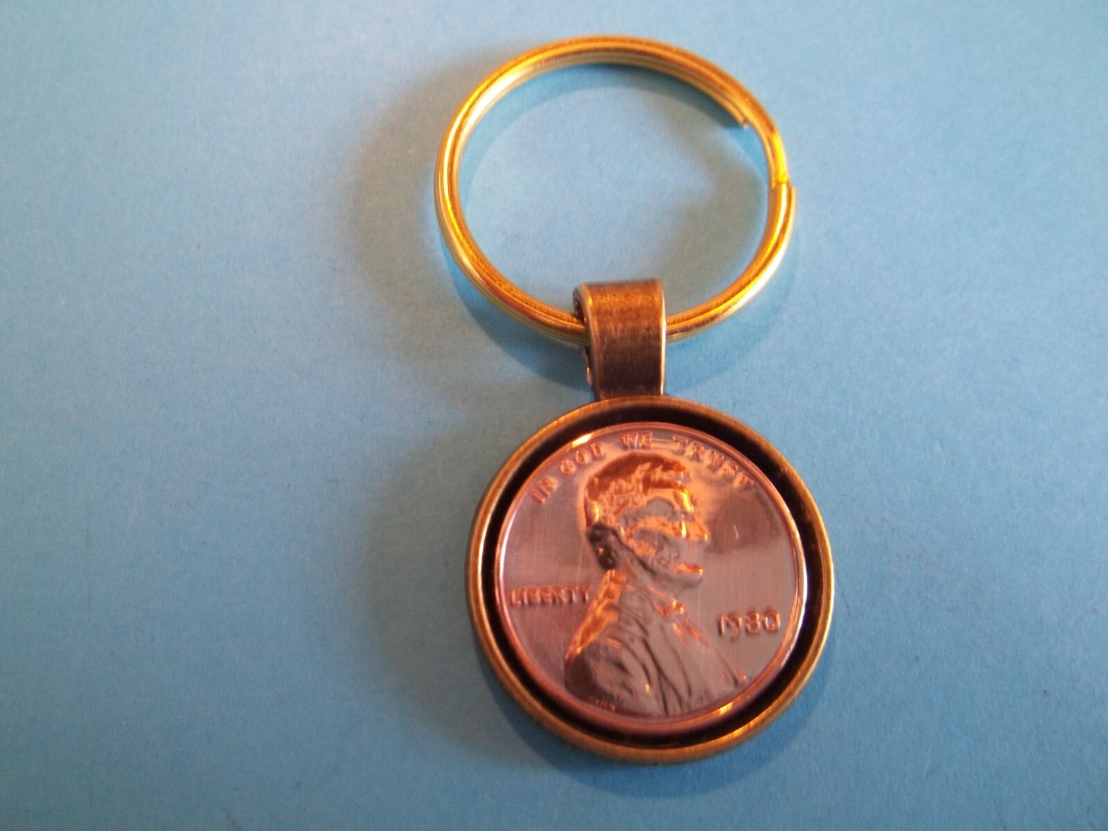 ONE (1) CENT – USA – LINCOLN BRONZE & GOLD CASED PENDANT KEY RING – 1925 to 1982
