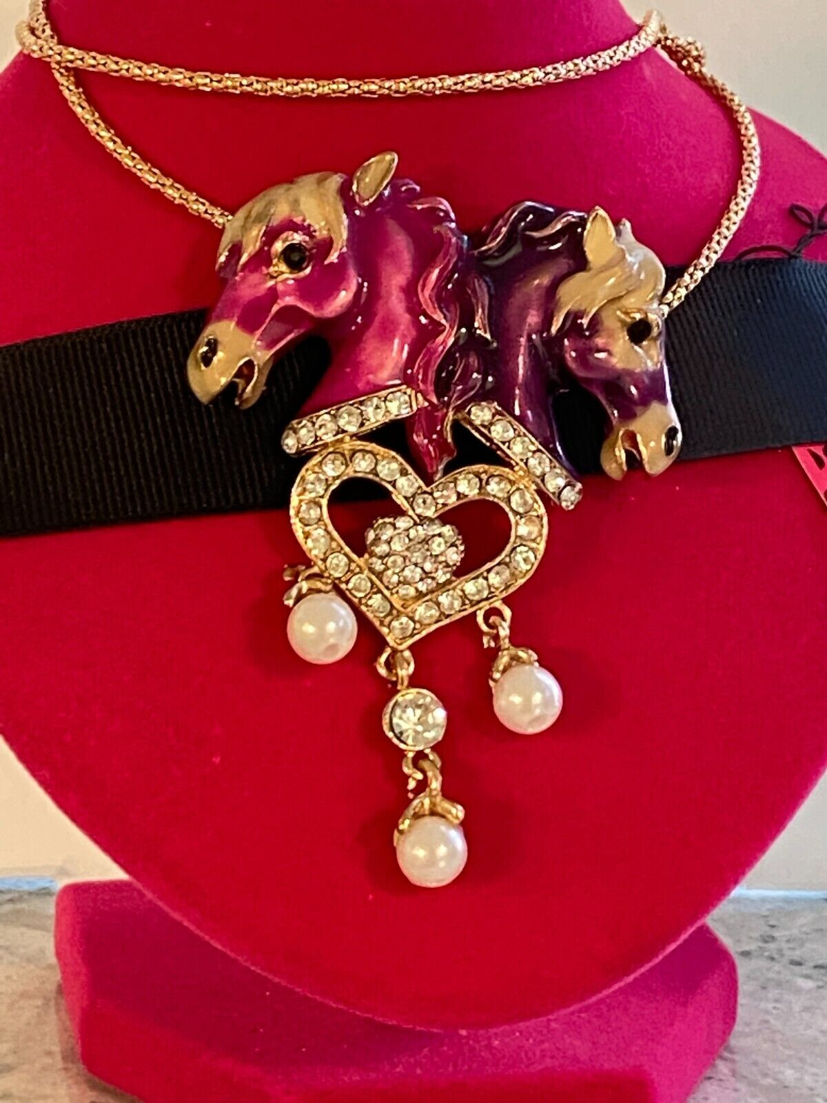 BETSEY JOHNSON PENDANT GOLD TWO ENAMELED HORSE HEADS HEART DANGLE PIN/PENDANT