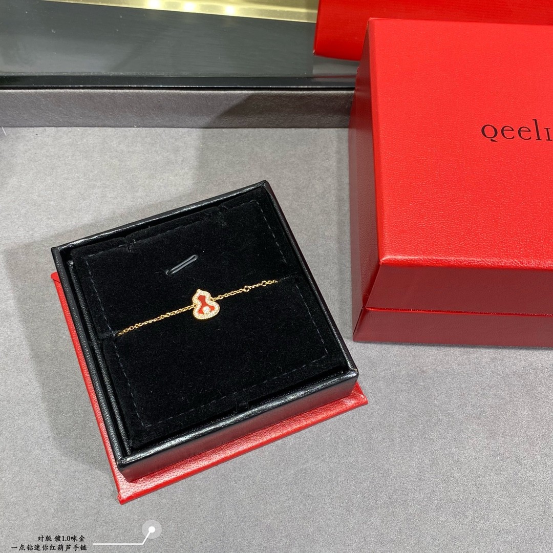 Qeelin Wulu Bracelet in 18K rose gold with diamonds and red agate