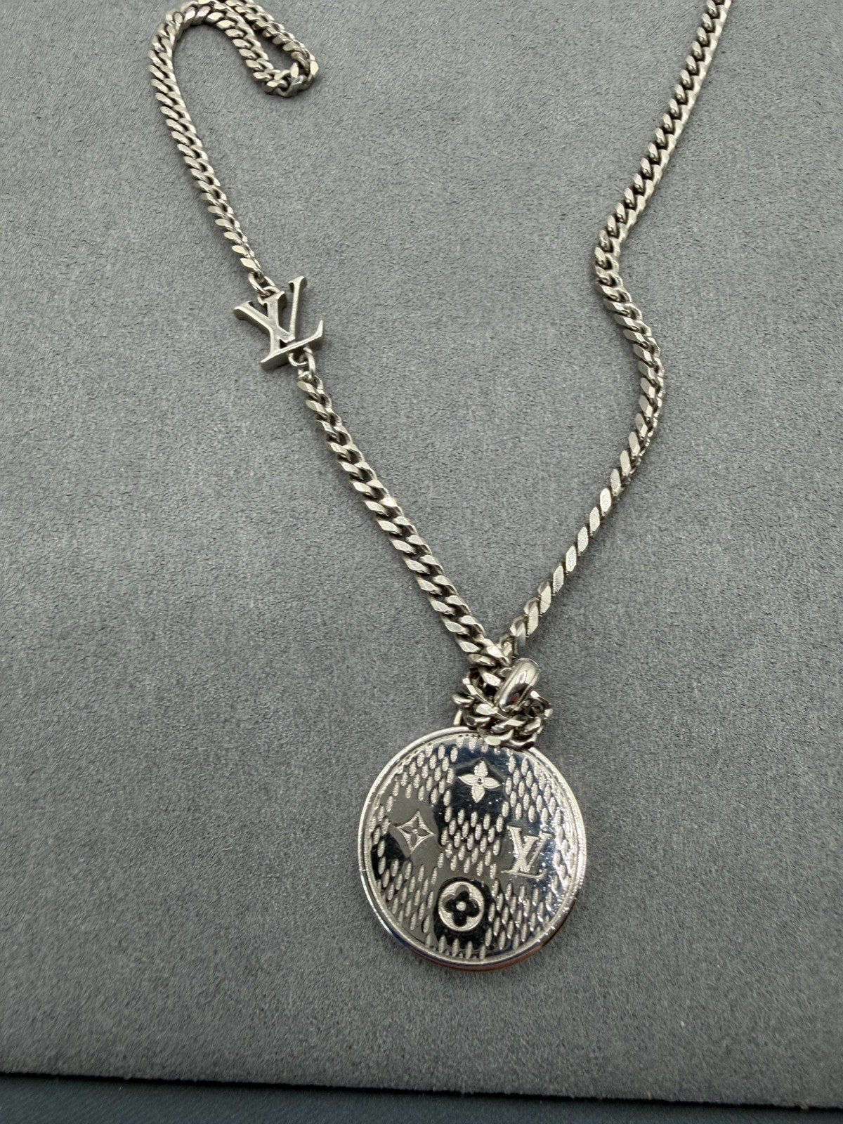 Damier Staples Pendant – Louis Vuitton – 21.7 inches – With Tags, Box.