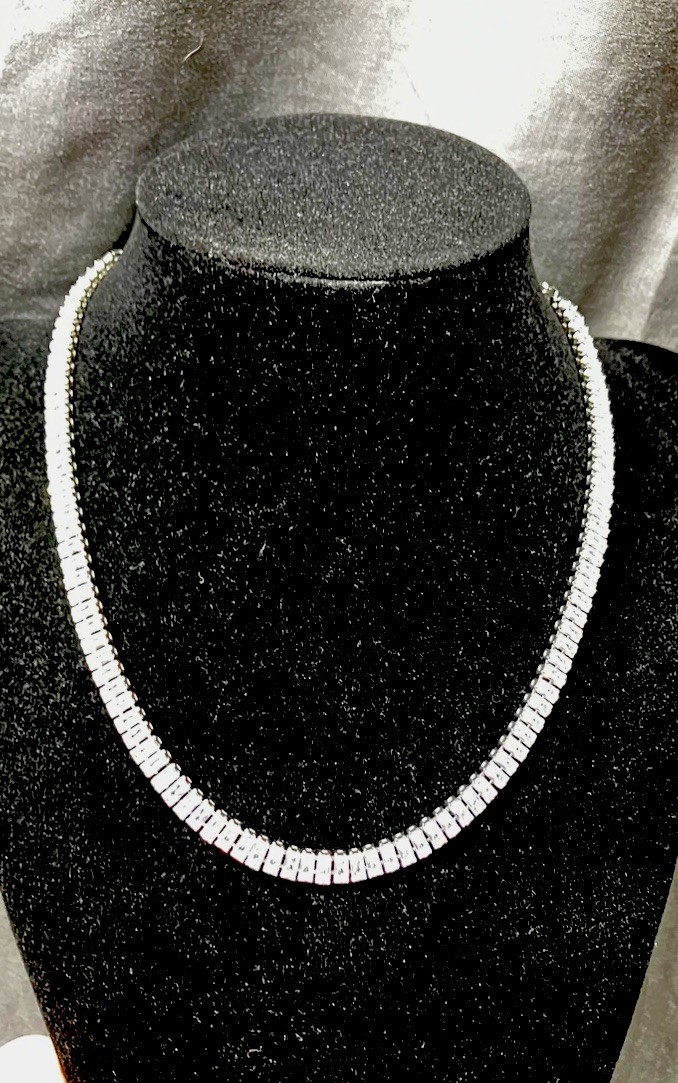 Stunning women’s Cubic Zirconia necklace.Silvertone beautiful ! 14-20inch 12gm