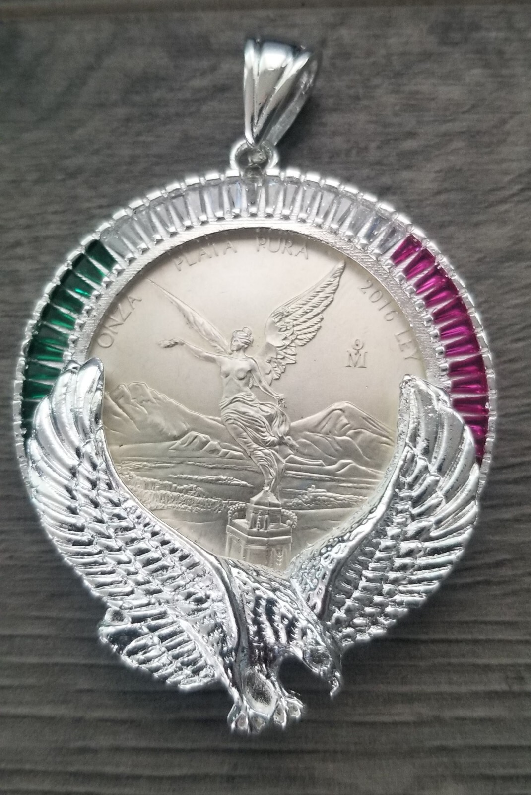 bizel con aguila y zirconia verde blanca y roja y moneda 1 OZ plata 925