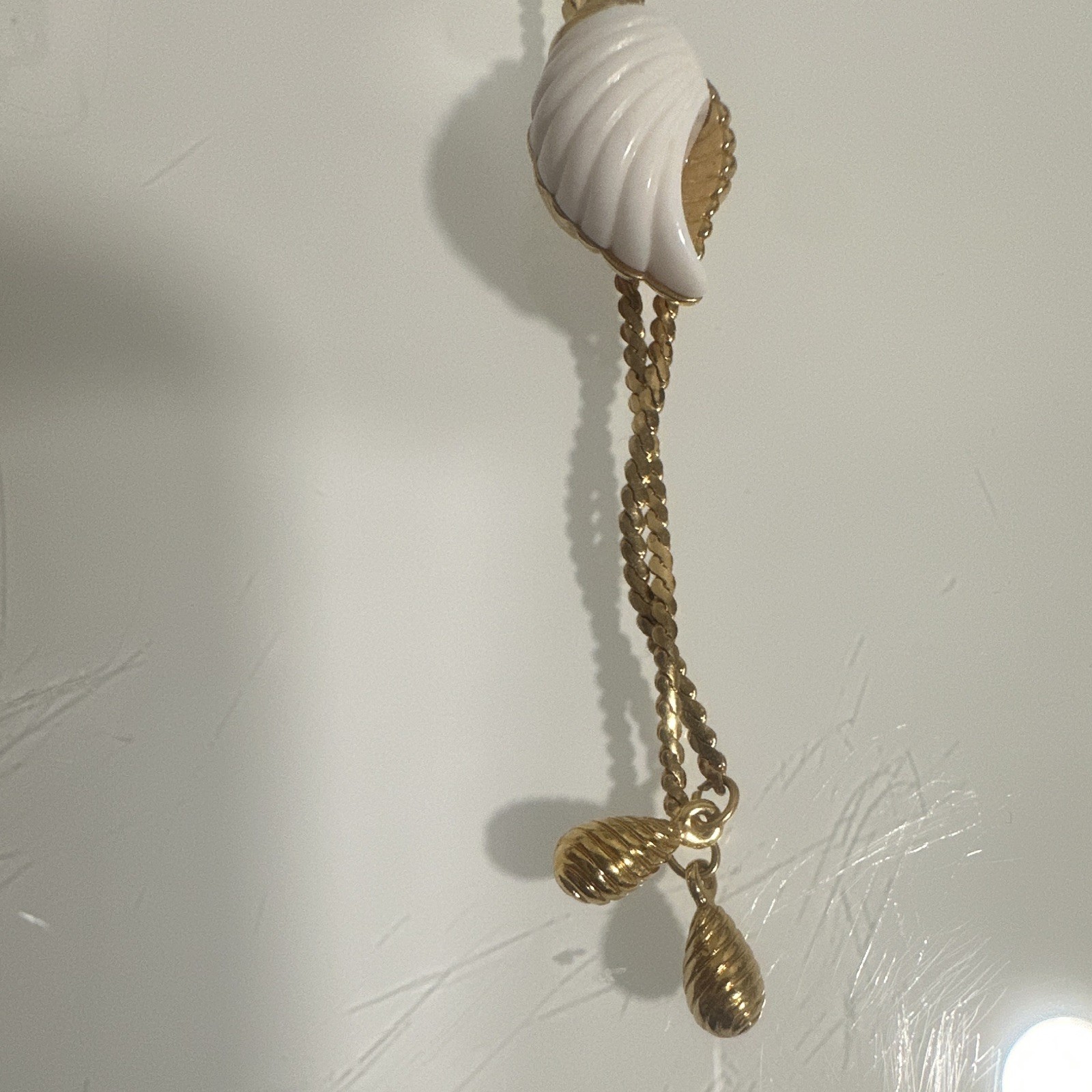 Avon Gold Tone Rope Chain Necklace White Shell Charm Pendant Spring Ring