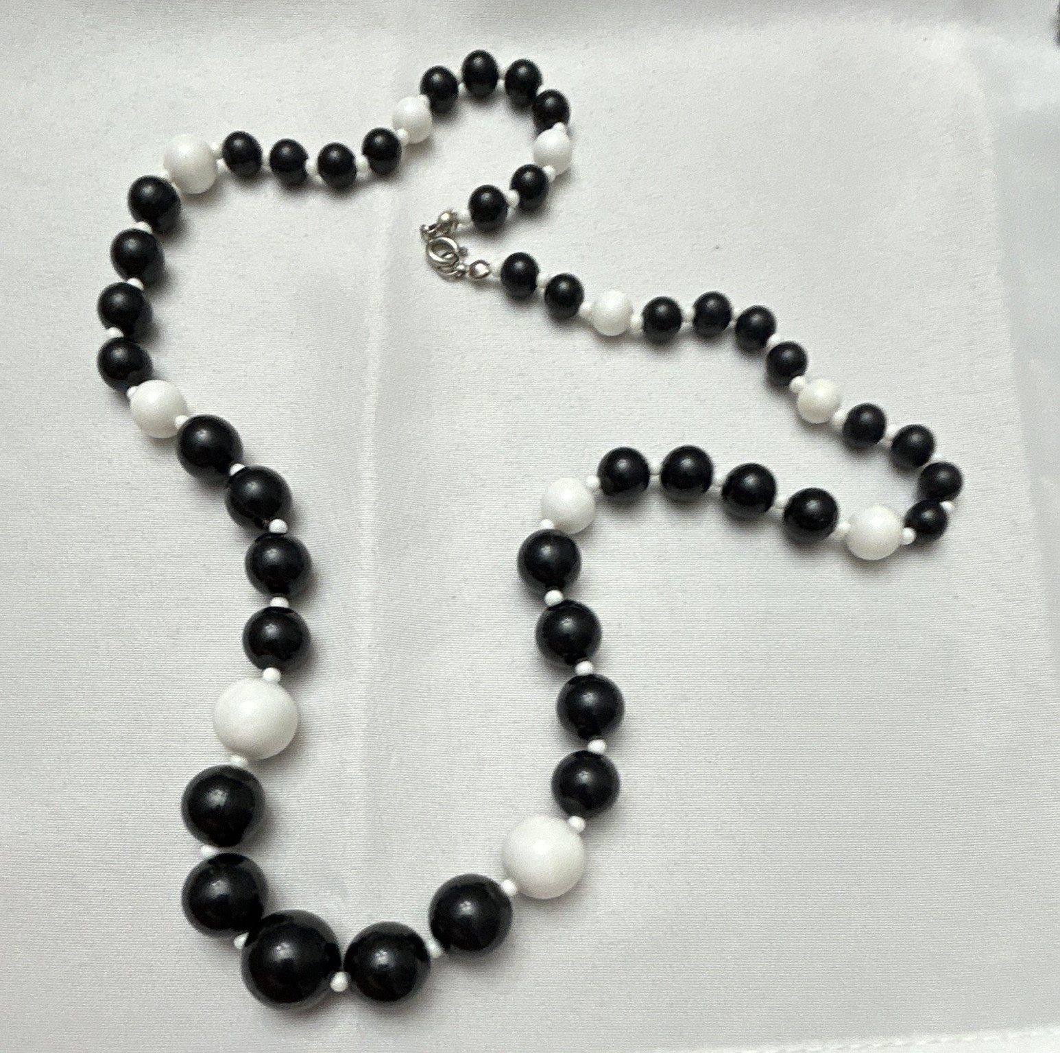 Black & White Round Plastic Beaded Necklace, Ball/Bead Chain, Spring Ring