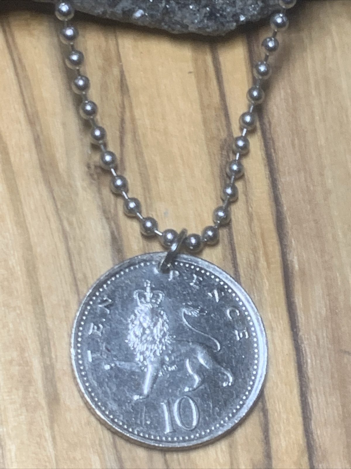 2000 England United Kingdom 10 Pence Coin Pendant English lions London. A1