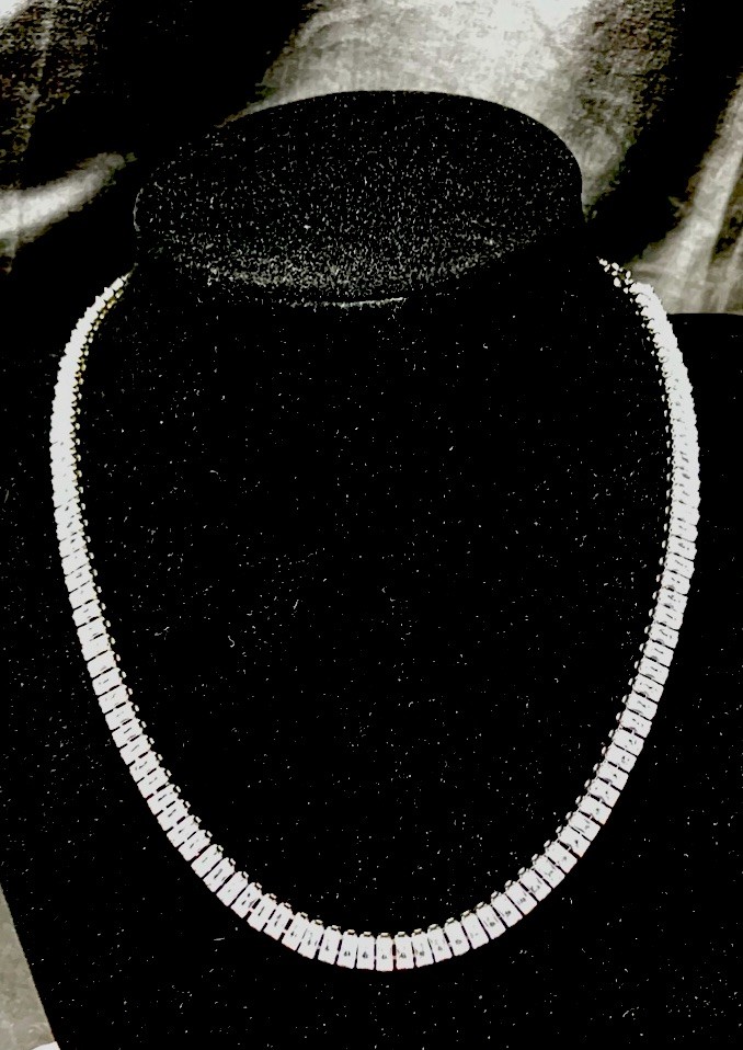Stunning women’s Cubic Zirconia necklace.Silvertone beautiful ! 14-20inch 12gm