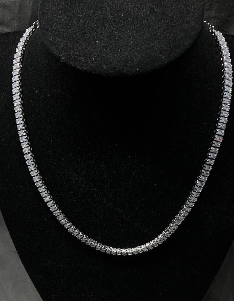 Womens silvertone necklace.Reflective!beautiful ! 14-20 adj 12gm wt.