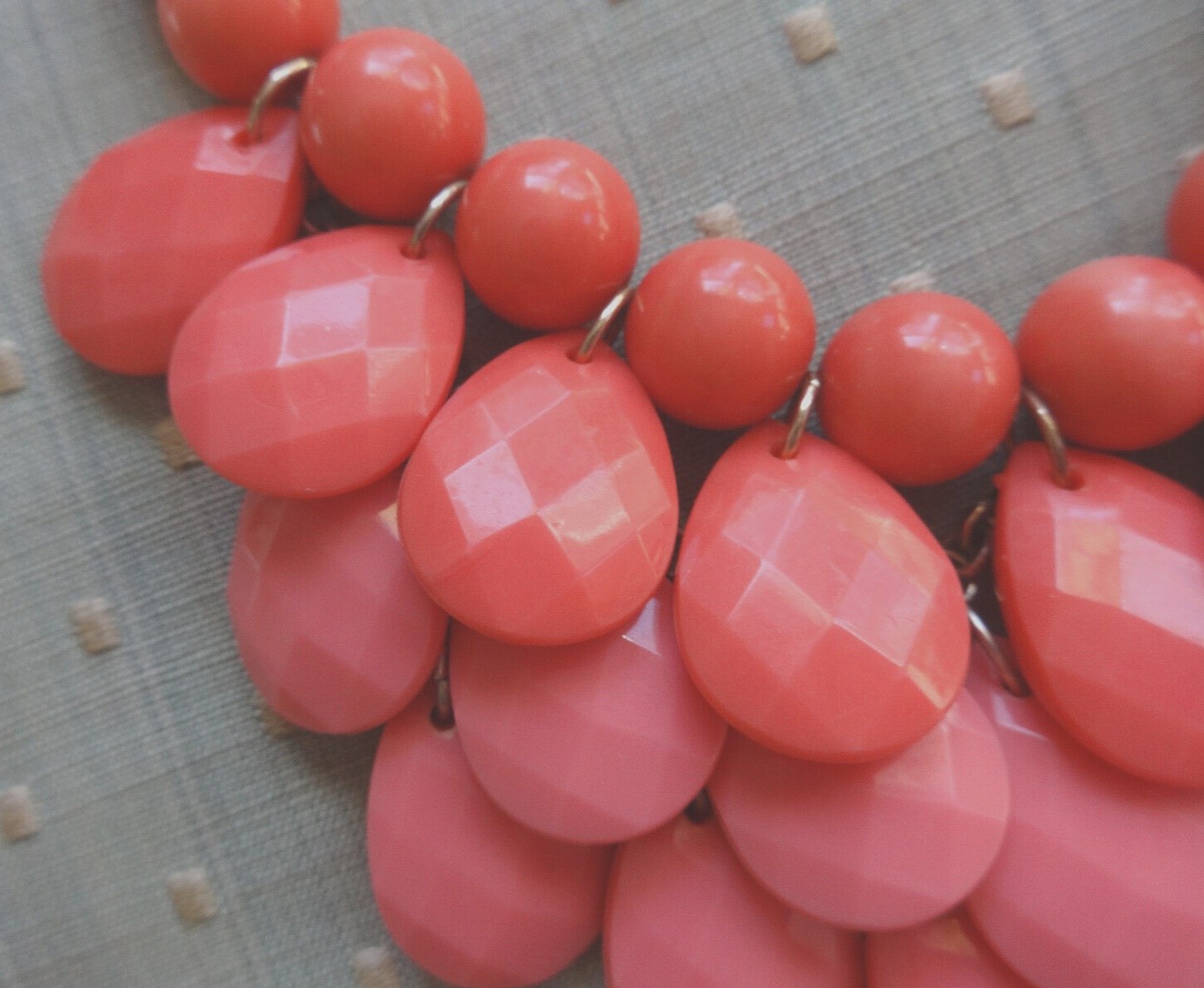 CHARMING CHARLIE LUCITE ACRYLIC BEADS BRIOLETTE NECKLACE CORAL PEACH SALMON