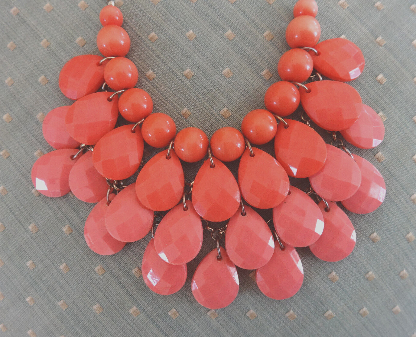 CHARMING CHARLIE LUCITE ACRYLIC BEADS BRIOLETTE NECKLACE CORAL PEACH SALMON