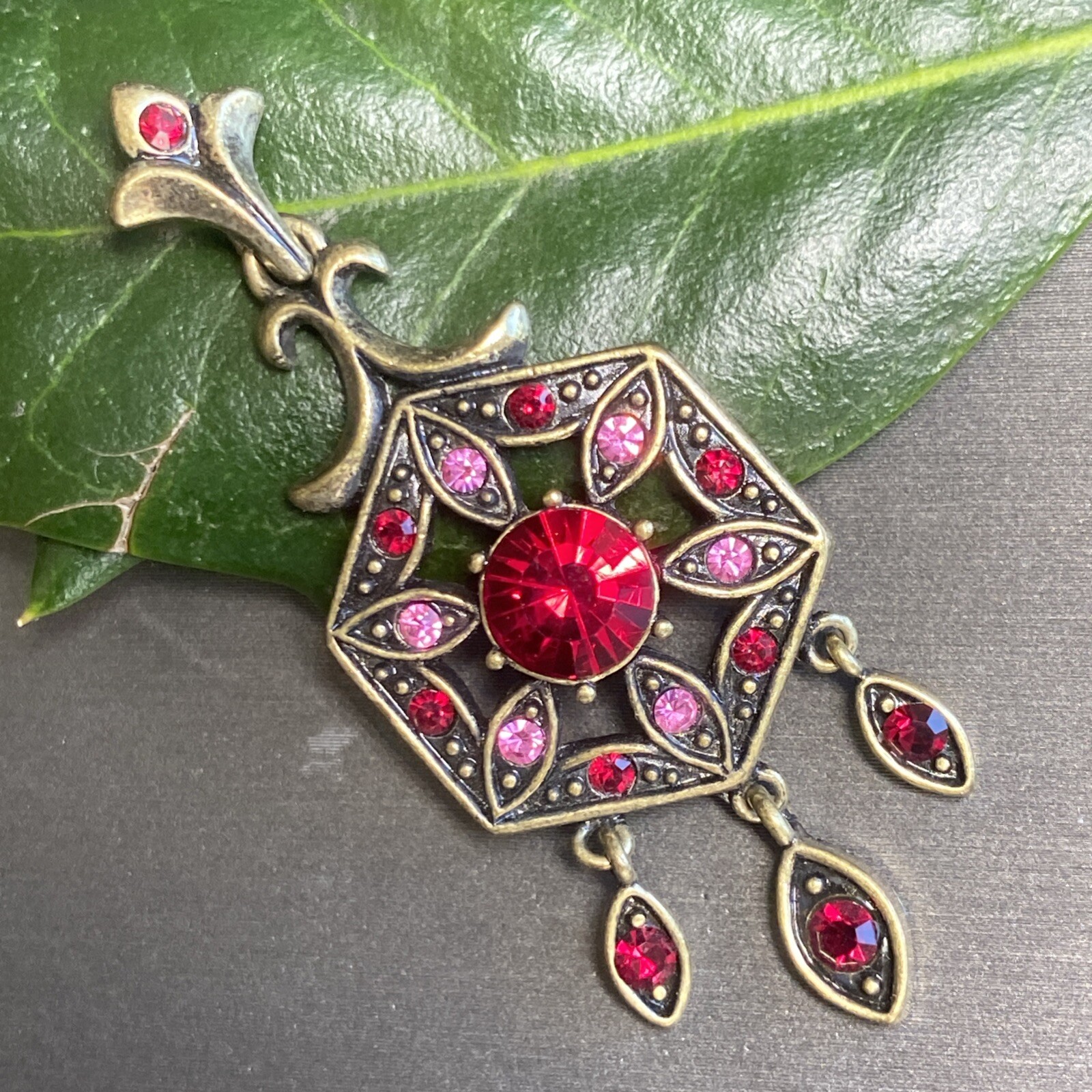 Vintage Pendant Estate Jewelry Pre-Owned Fleur-De-Lis Pink Art Glass Bronze