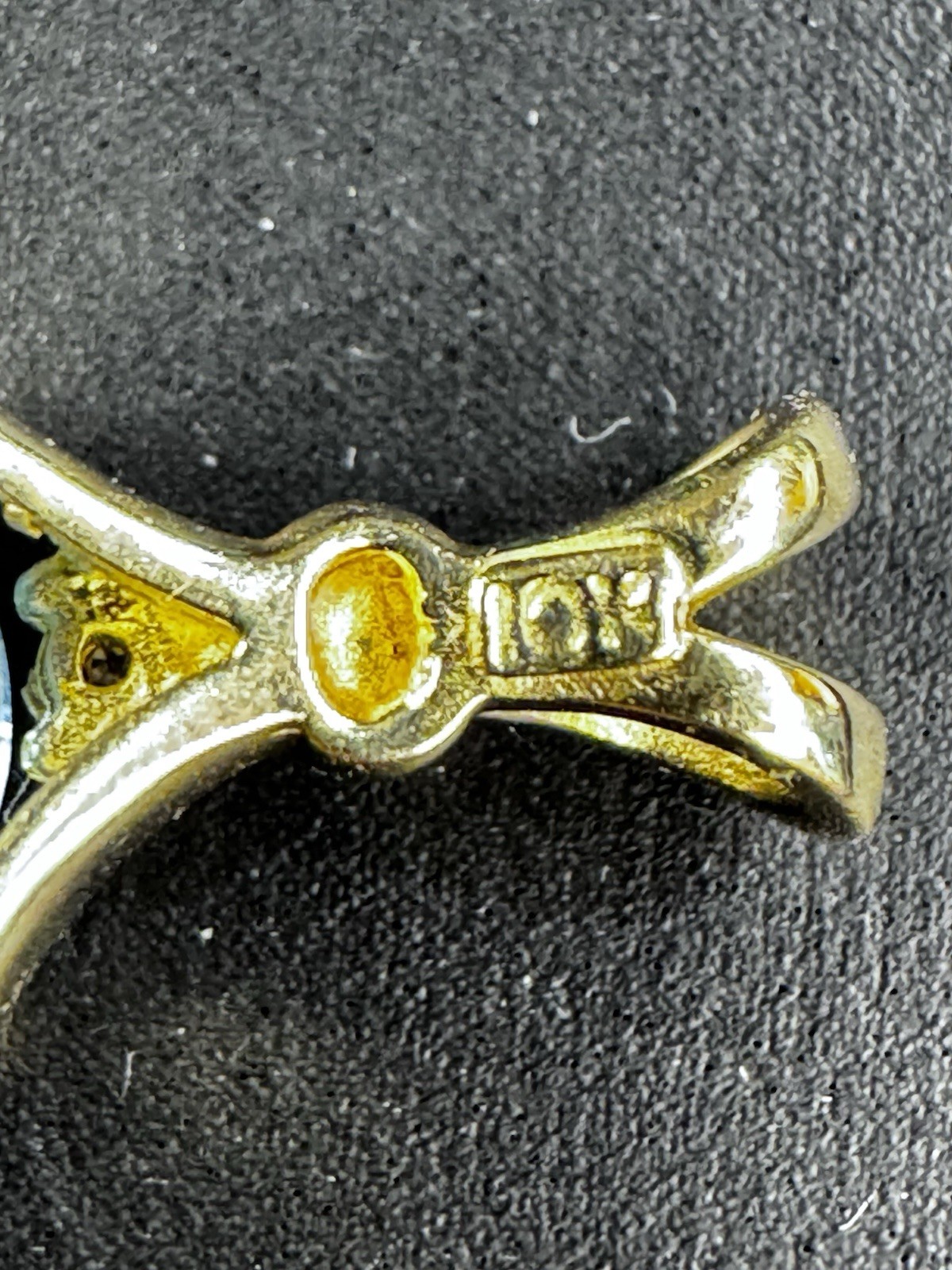 10K Yellow Gold Pendant Trillion-Cut Swiss Blue Topaz