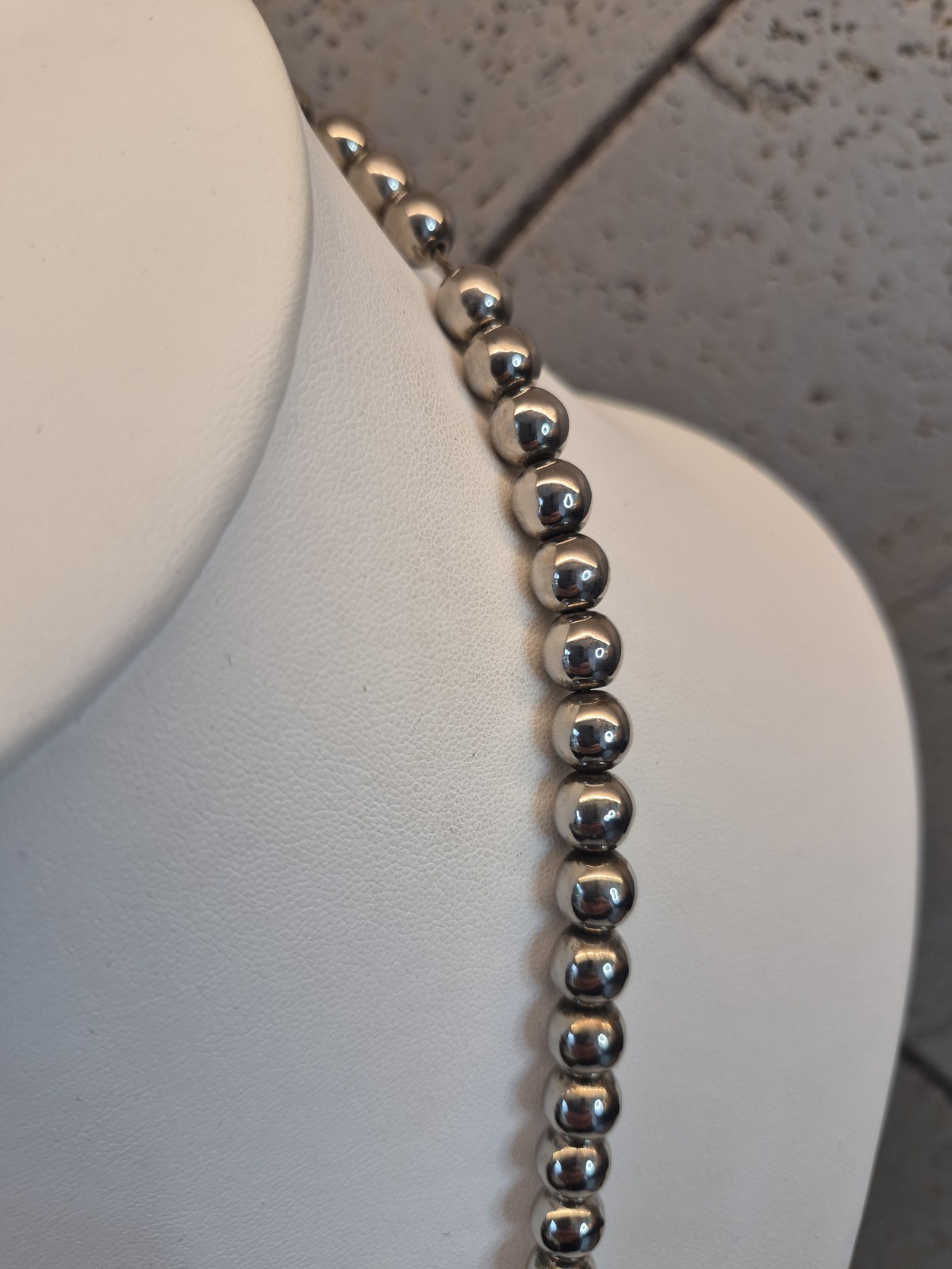 Classic 30″ Graduated Silver Bead Necklace. Range Approx 8mm-19mm, Spring Clasp