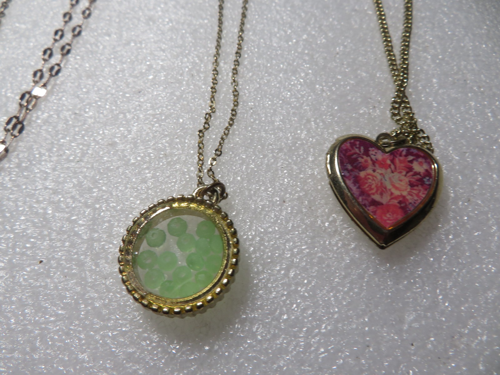Lot of 8 Jewelry Necklaces Pendant Styles Vary Glod Tone