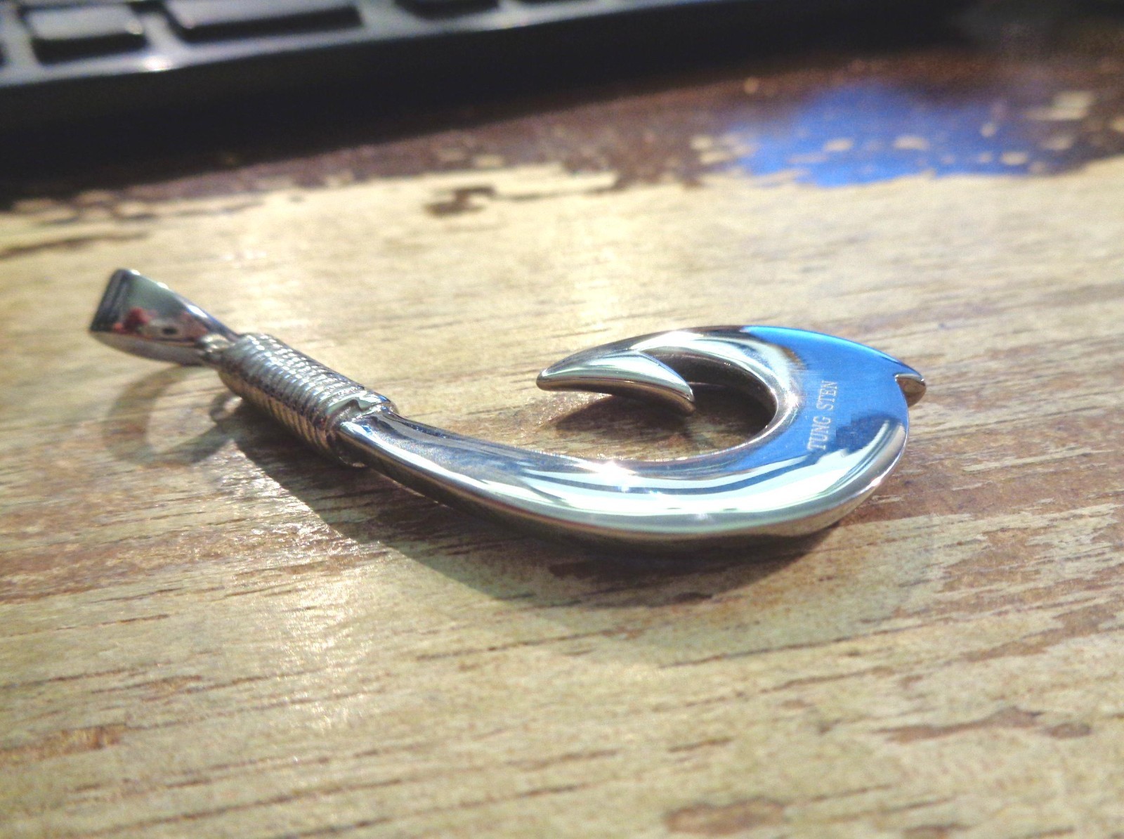 27MM SOLID TUNGSTEN GENUINE INLAID KOA WOOD HAWAIIAN MAKAU FISH HOOK PENDANT RF