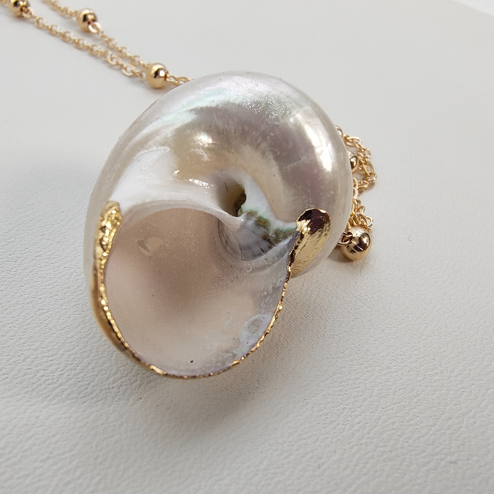 Natural Shell Pendant Necklace 18-20″ Iridescent Gold Tone Satellite Chain Beach