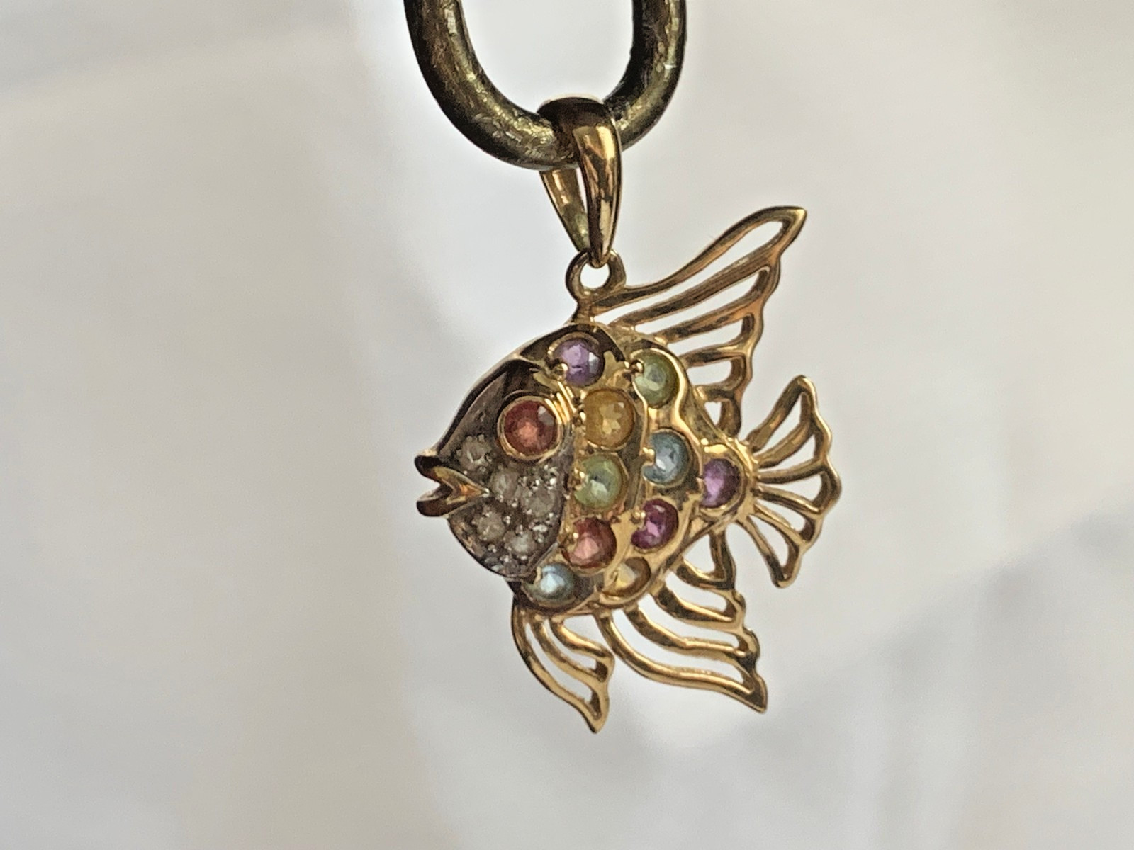 10K Yellow Gold Angel Fish Pendant 1.81g Jewelry Multicolor Stones Charm *READ*