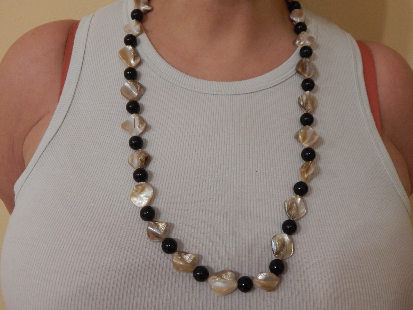 necklace women 30in shell with black beads (N7)