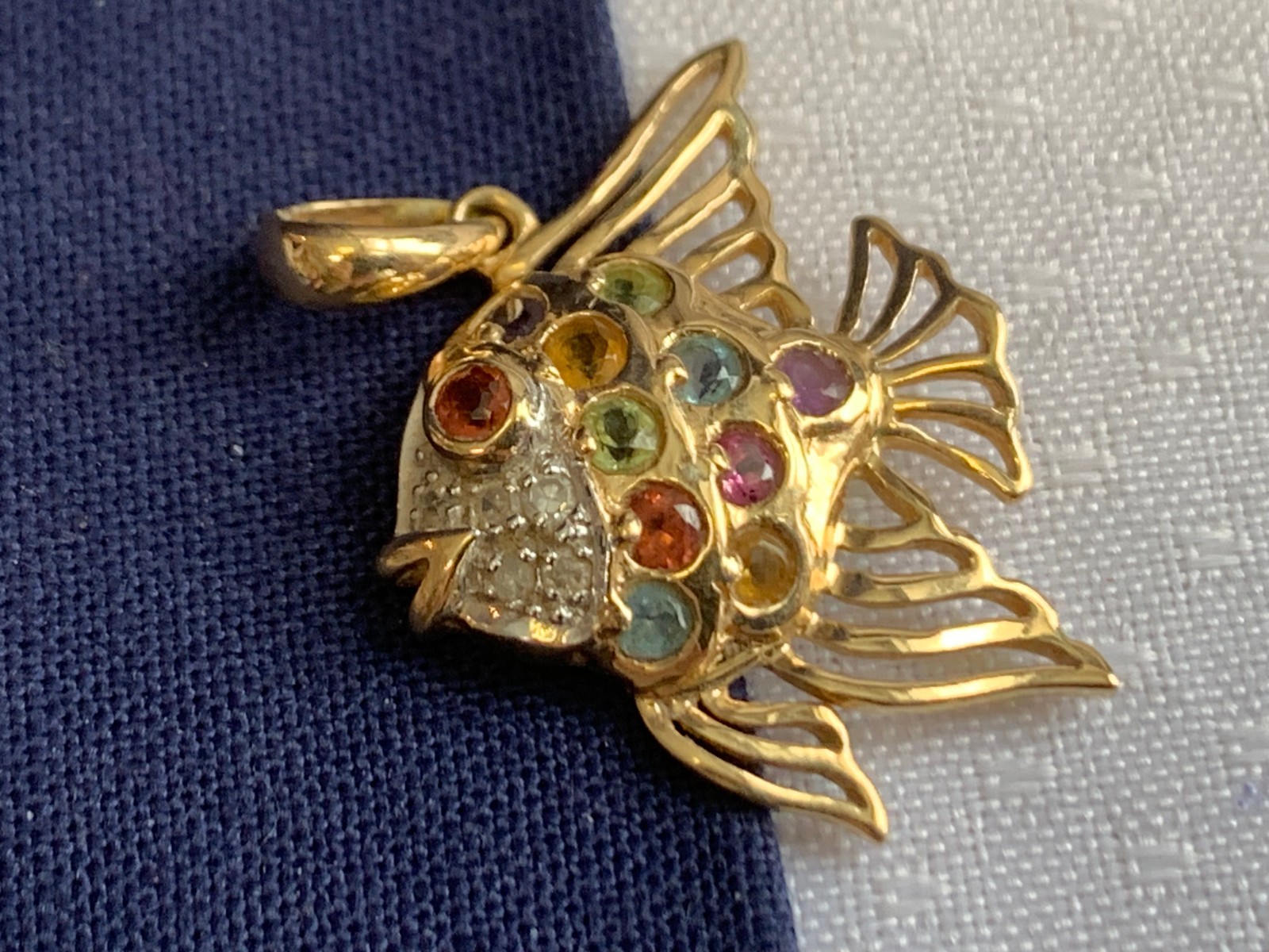 10K Yellow Gold Angel Fish Pendant 1.81g Jewelry Multicolor Stones Charm *READ*