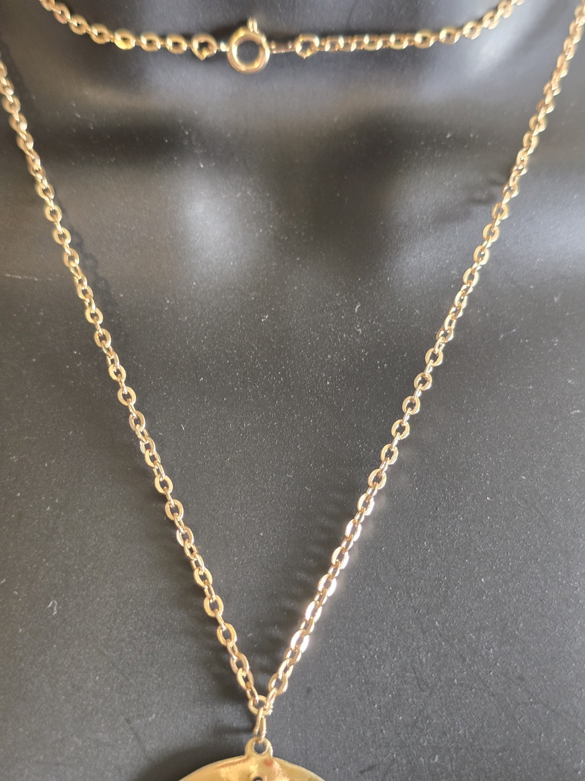 Necklace Excellent Condition 15 Inch Gold Tone