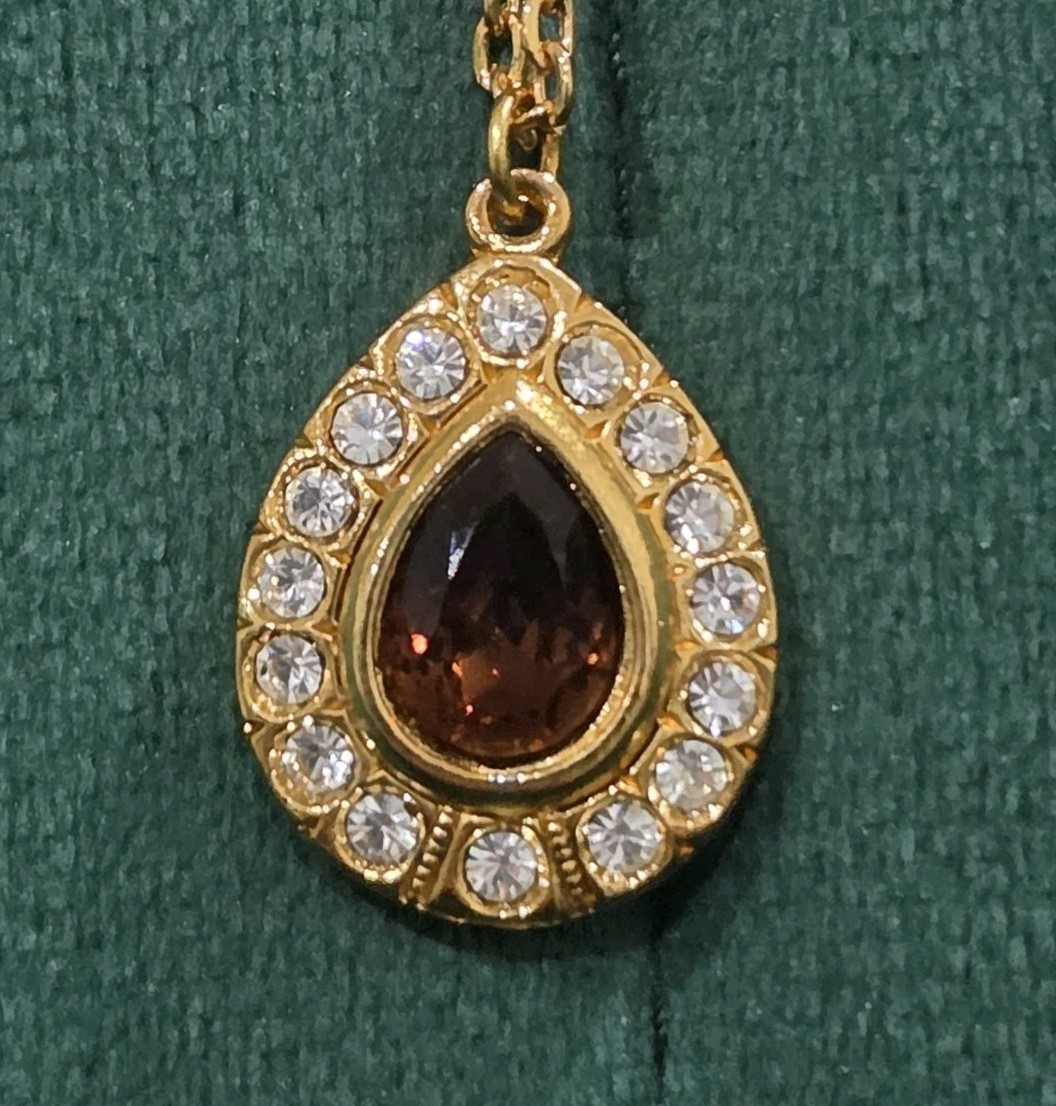Unworn Vintage Goldtone Amber Rhinestone Teardrop 23x18mm Pendant 46cm Necklace