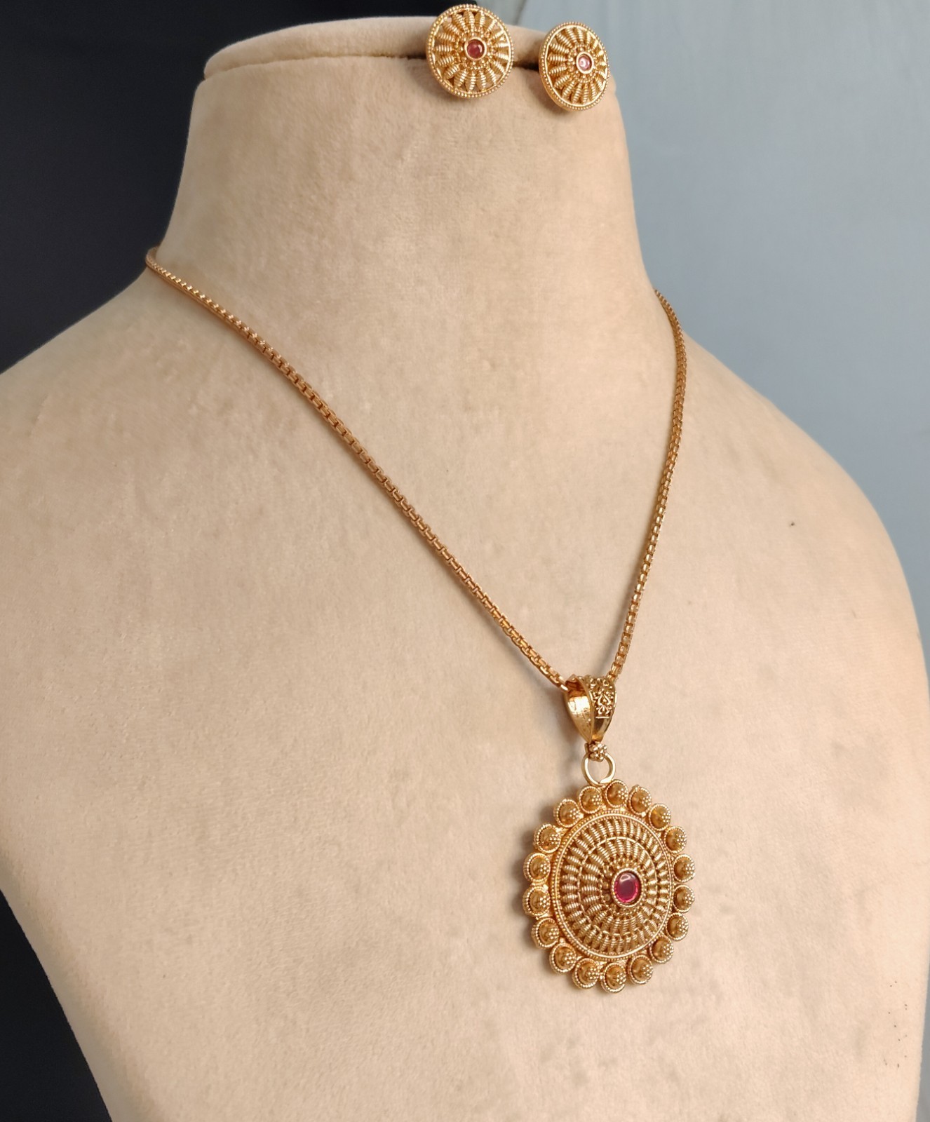 Rabiya Handcrafted Gold Tone Pendant Of Ruby Polki Necklace Set Roz Jewellers.