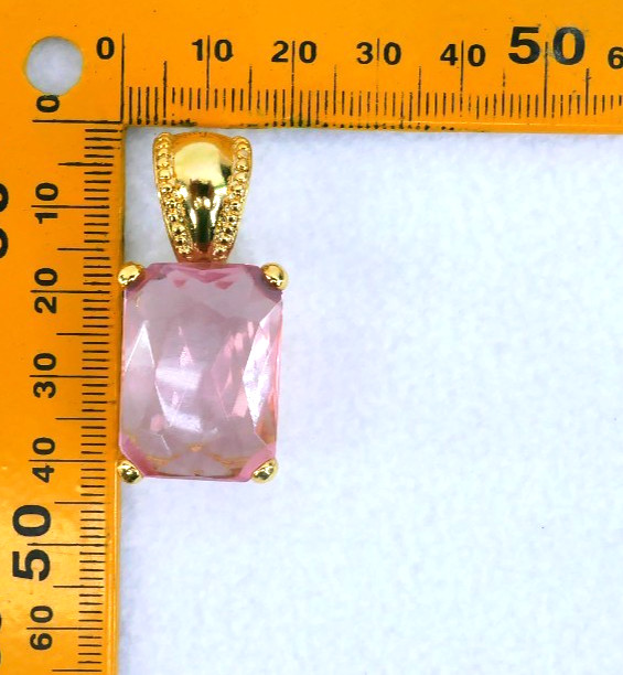 JOAN RiVERS FACETED EMERALD CUT PiNK GLASS GEMSTONE PENDANT 20″ CHOKER NECKLACE